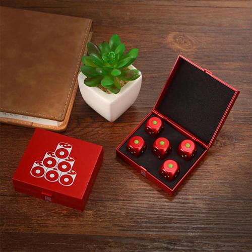 Đồng chí Thoong Băn Xẻng A Phon, Bí thư Ban chấp hành TW Đảng NDCM Lào, Bộ trưởng Bộ An ninh nước CHDCND Lào gắn Huân chương Vàng Quốc gia lên lá cờ truyền thống của OK9 trang cược thể thao xanh chín nhất châu Á Việt Nam.